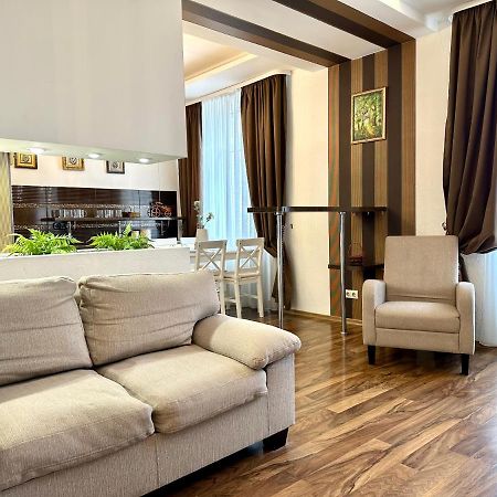 Lux Apartments In The City Center With A Coffee Machine, View Of A Theater, Near Zlata Plaza Rivne Exteriér fotografie