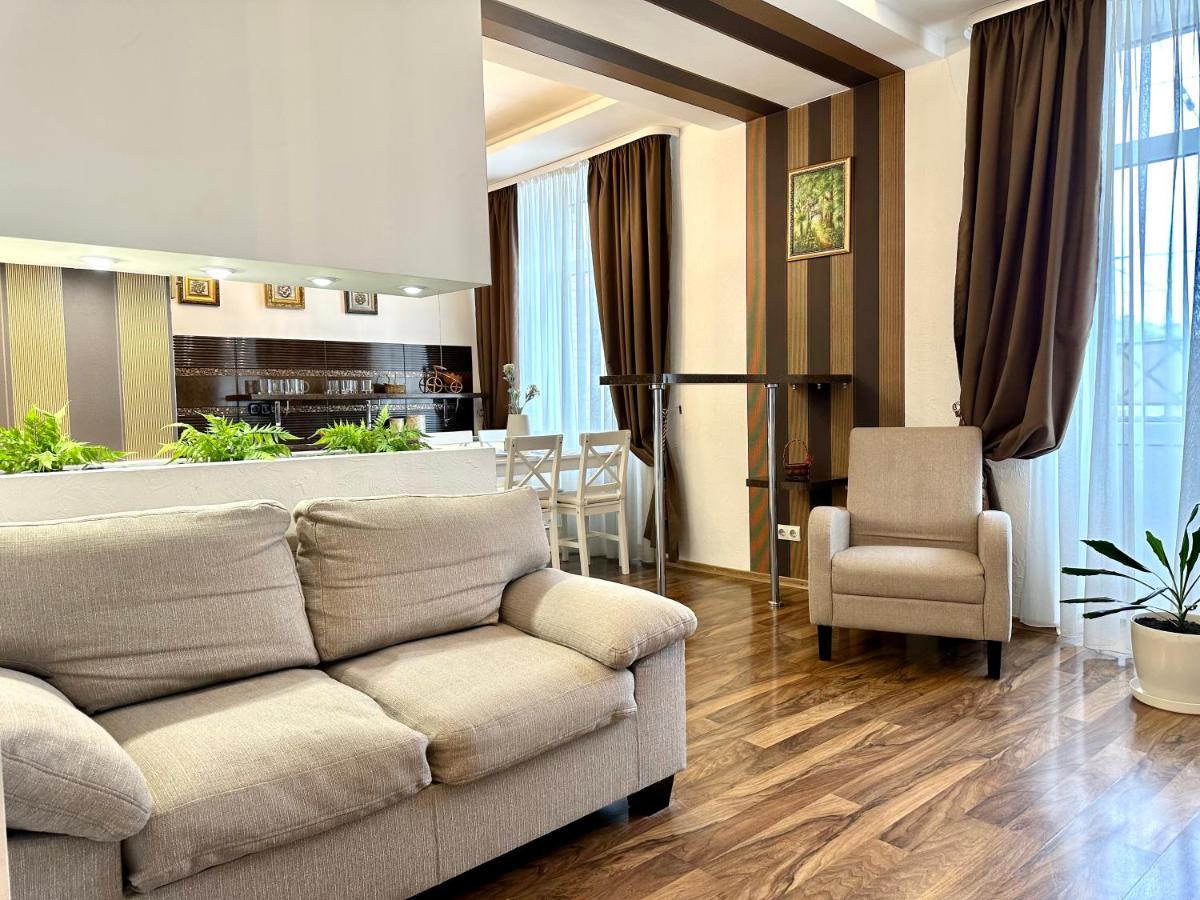 Lux Apartments In The City Center With A Coffee Machine, View Of A Theater, Near Zlata Plaza Rivne Exteriér fotografie