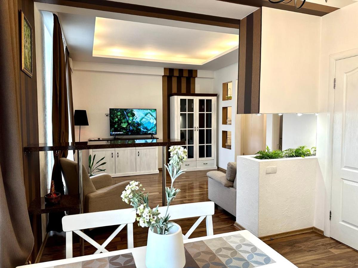 Lux Apartments In The City Center With A Coffee Machine, View Of A Theater, Near Zlata Plaza Rivne Exteriér fotografie