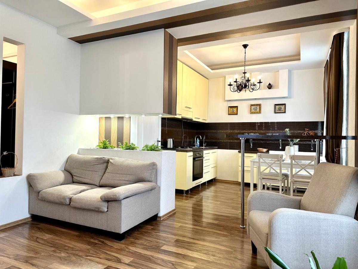 Lux Apartments In The City Center With A Coffee Machine, View Of A Theater, Near Zlata Plaza Rivne Exteriér fotografie