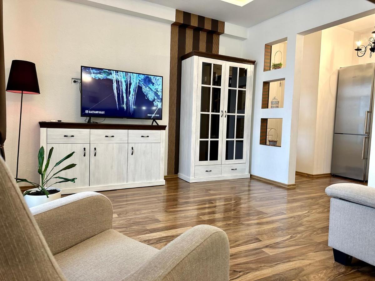 Lux Apartments In The City Center With A Coffee Machine, View Of A Theater, Near Zlata Plaza Rivne Exteriér fotografie