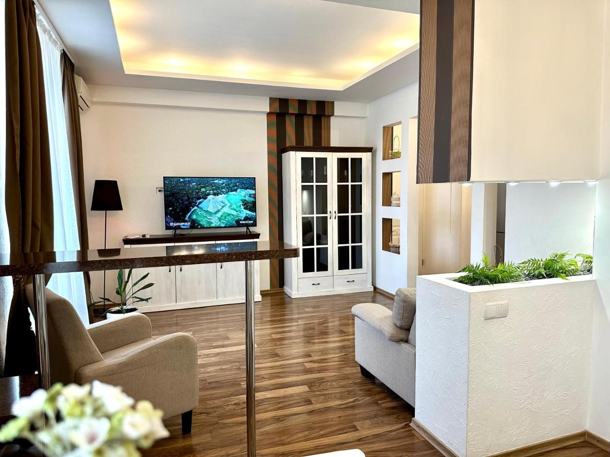 Lux Apartments In The City Center With A Coffee Machine, View Of A Theater, Near Zlata Plaza Rivne Exteriér fotografie