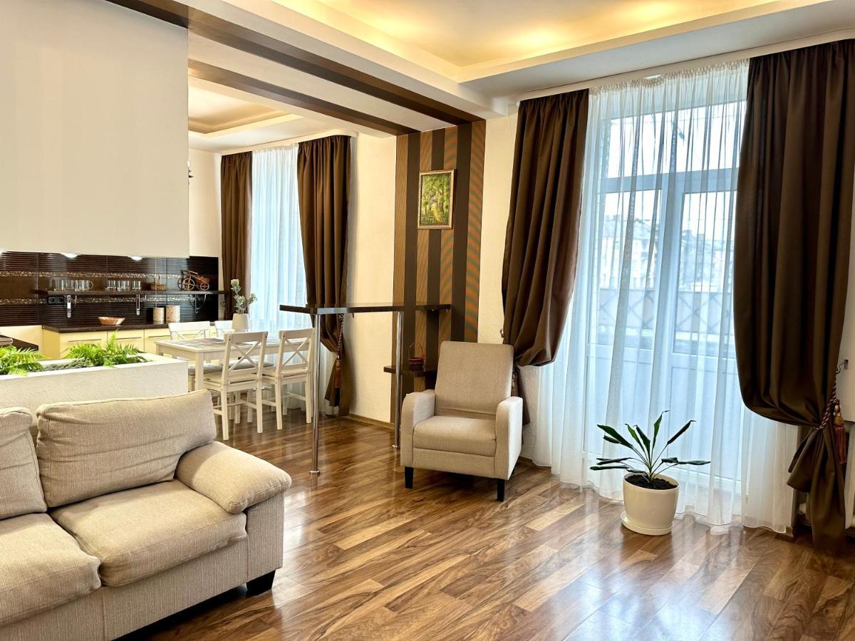 Lux Apartments In The City Center With A Coffee Machine, View Of A Theater, Near Zlata Plaza Rivne Exteriér fotografie