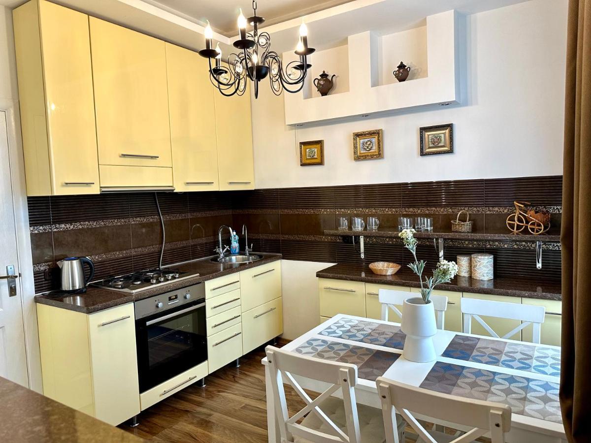 Lux Apartments In The City Center With A Coffee Machine, View Of A Theater, Near Zlata Plaza Rivne Exteriér fotografie
