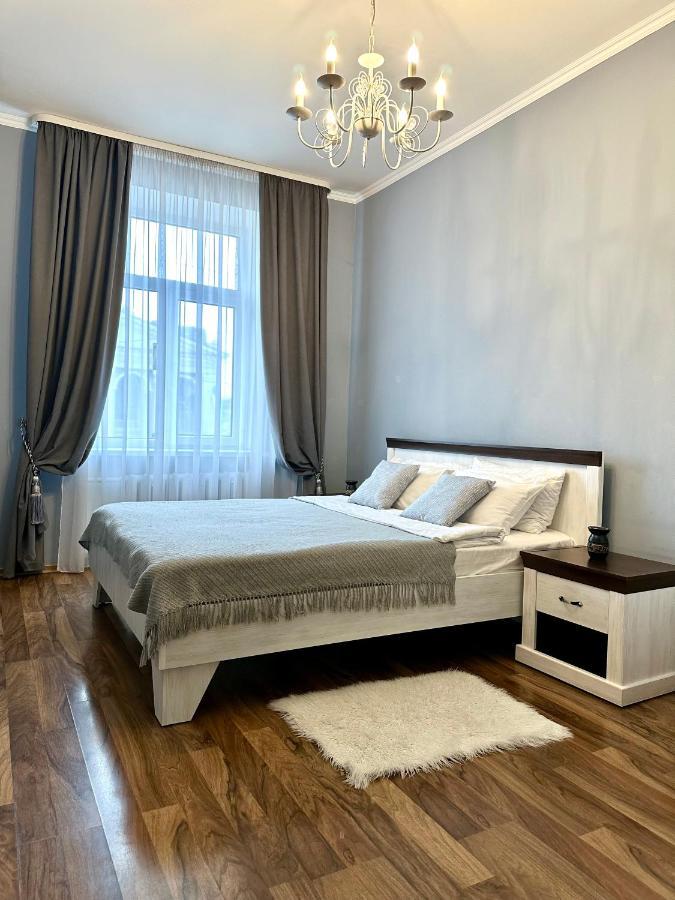 Lux Apartments In The City Center With A Coffee Machine, View Of A Theater, Near Zlata Plaza Rivne Exteriér fotografie