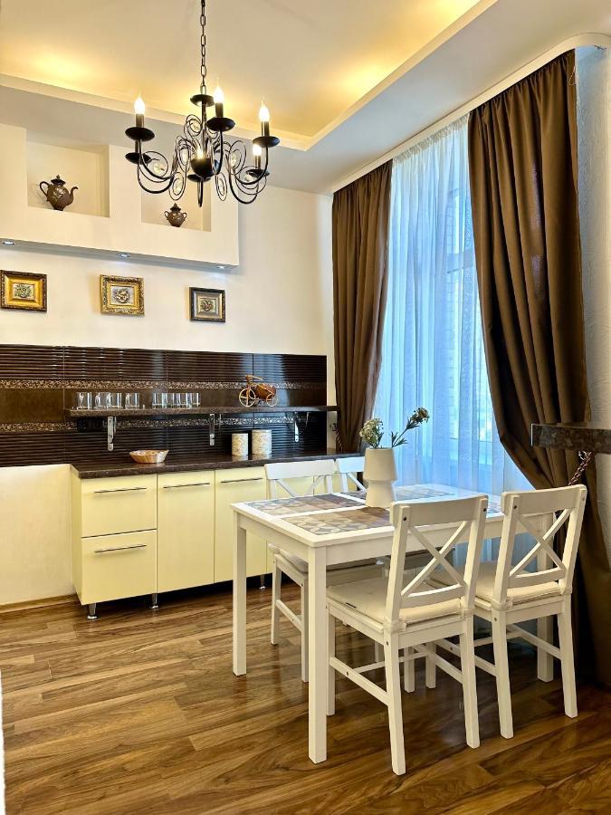 Lux Apartments In The City Center With A Coffee Machine, View Of A Theater, Near Zlata Plaza Rivne Exteriér fotografie